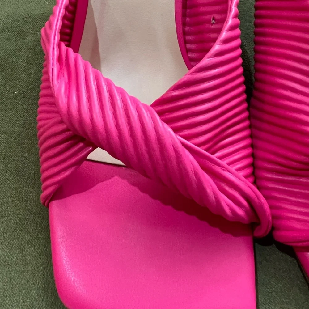 Bright hot pink sandals w knot over the toe. Very cute and comfy mules. - Picture 4 of 5